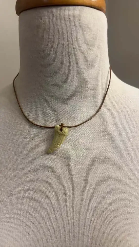 Unbranded Faux Animal Tooth Pendant Necklace - Picture 2 of 2